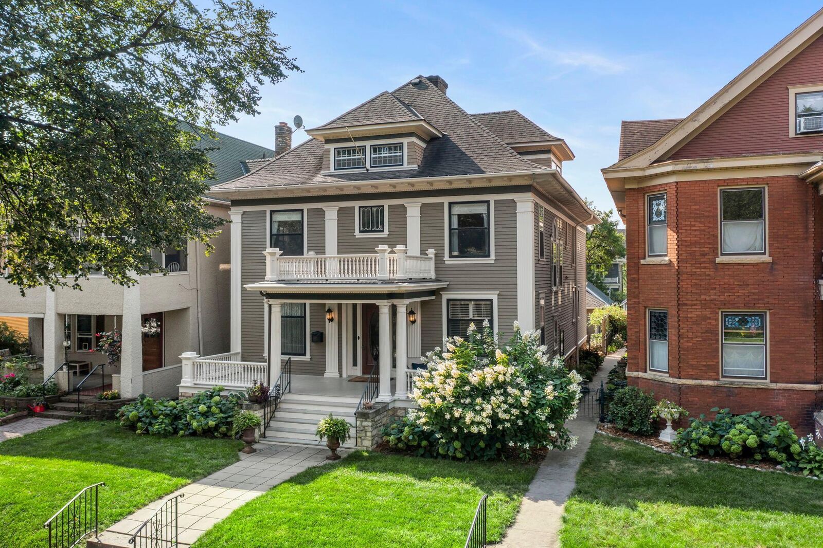 Property Photo:  884 Lincoln Avenue  MN 55105 