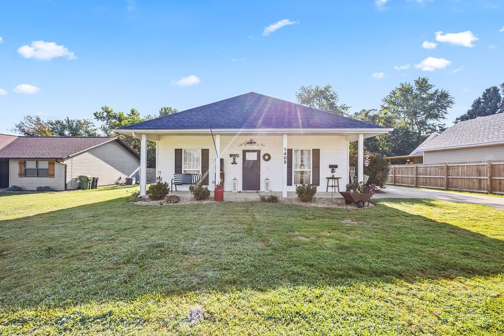 Property Photo:  1405 S 5th Street  AR 72756 