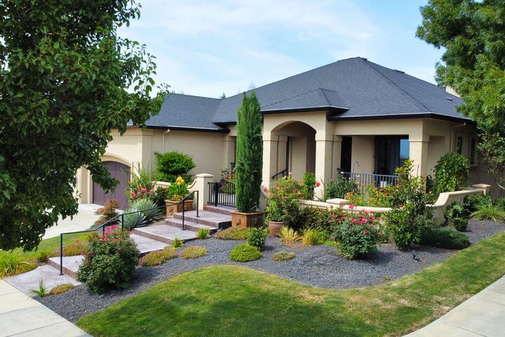 Property Photo: 3861 Calle Vista Drive OR 97504
