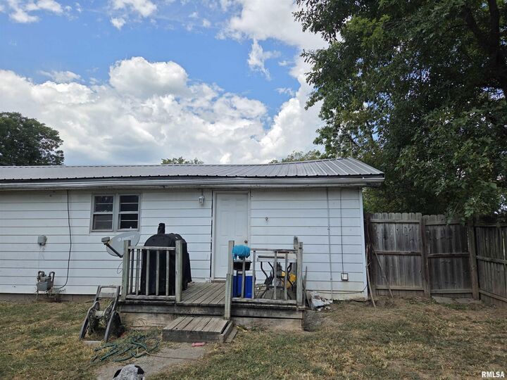 Property Photo: 503 W Cherry Street IL 62859
