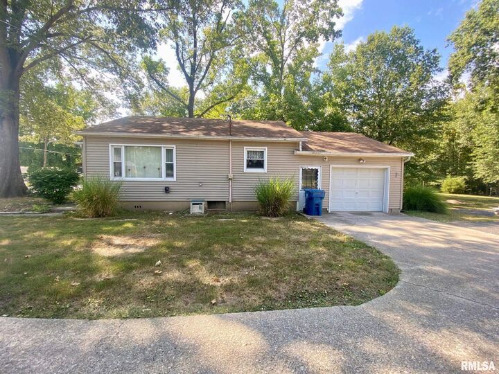 Property Photo: 203 W Bond Street IL 62812