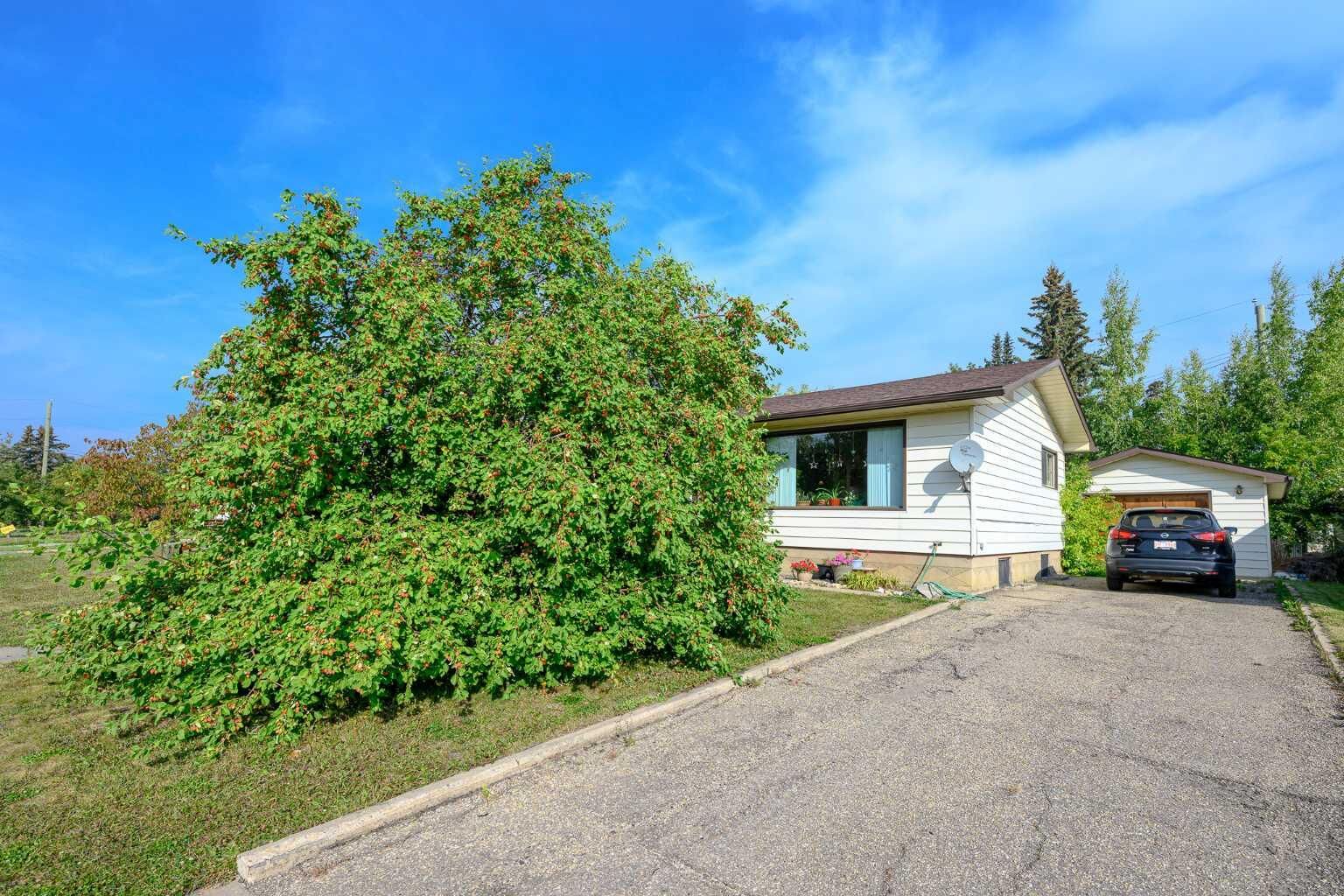 Property Photo: 10230 112 Avenue AB T8V 1V8
