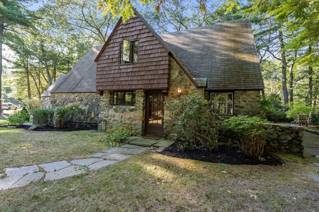 Property Photo:  1 Aberdeen Road  MA 02493 