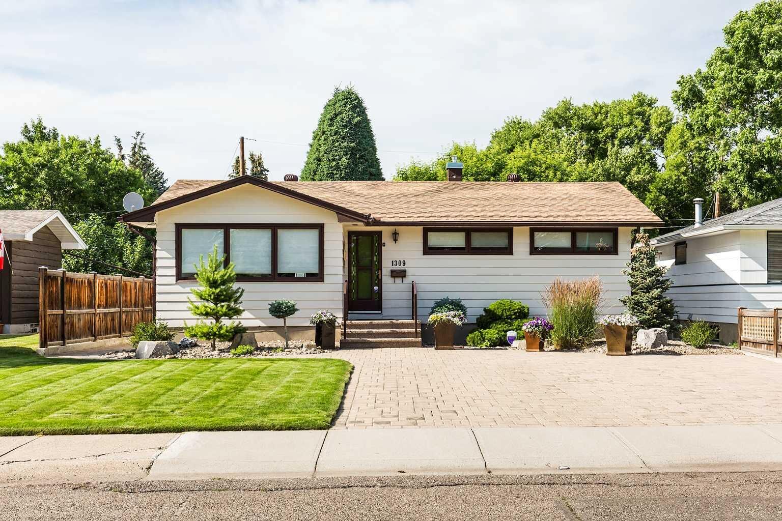 Property Photo:  1309 17 Avenue S  AB T1J 1K9 