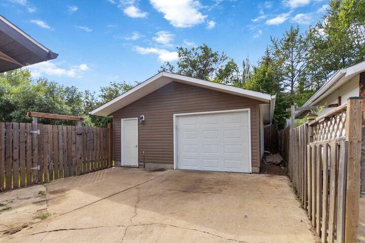 Property Photo:  109 Rosslyn Street  AB T9H 2X9 