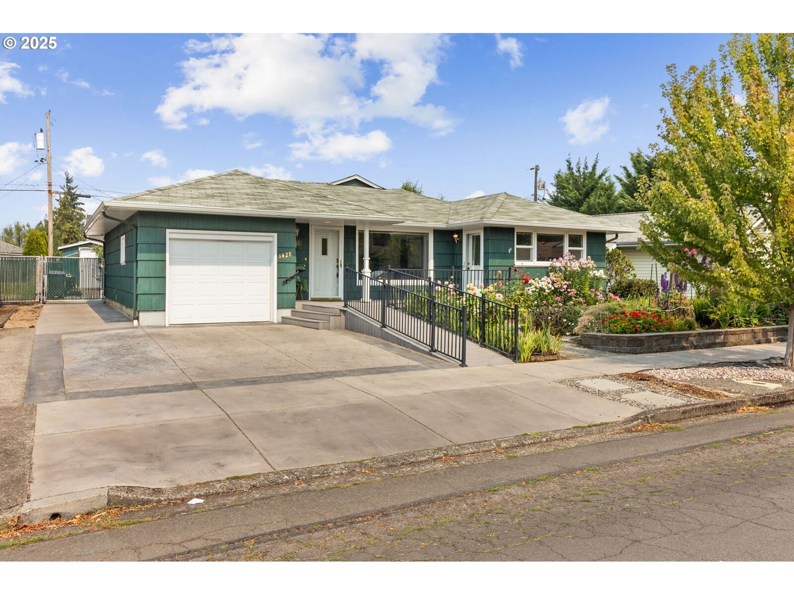 Property Photo: 1428 Olympic St OR 97477