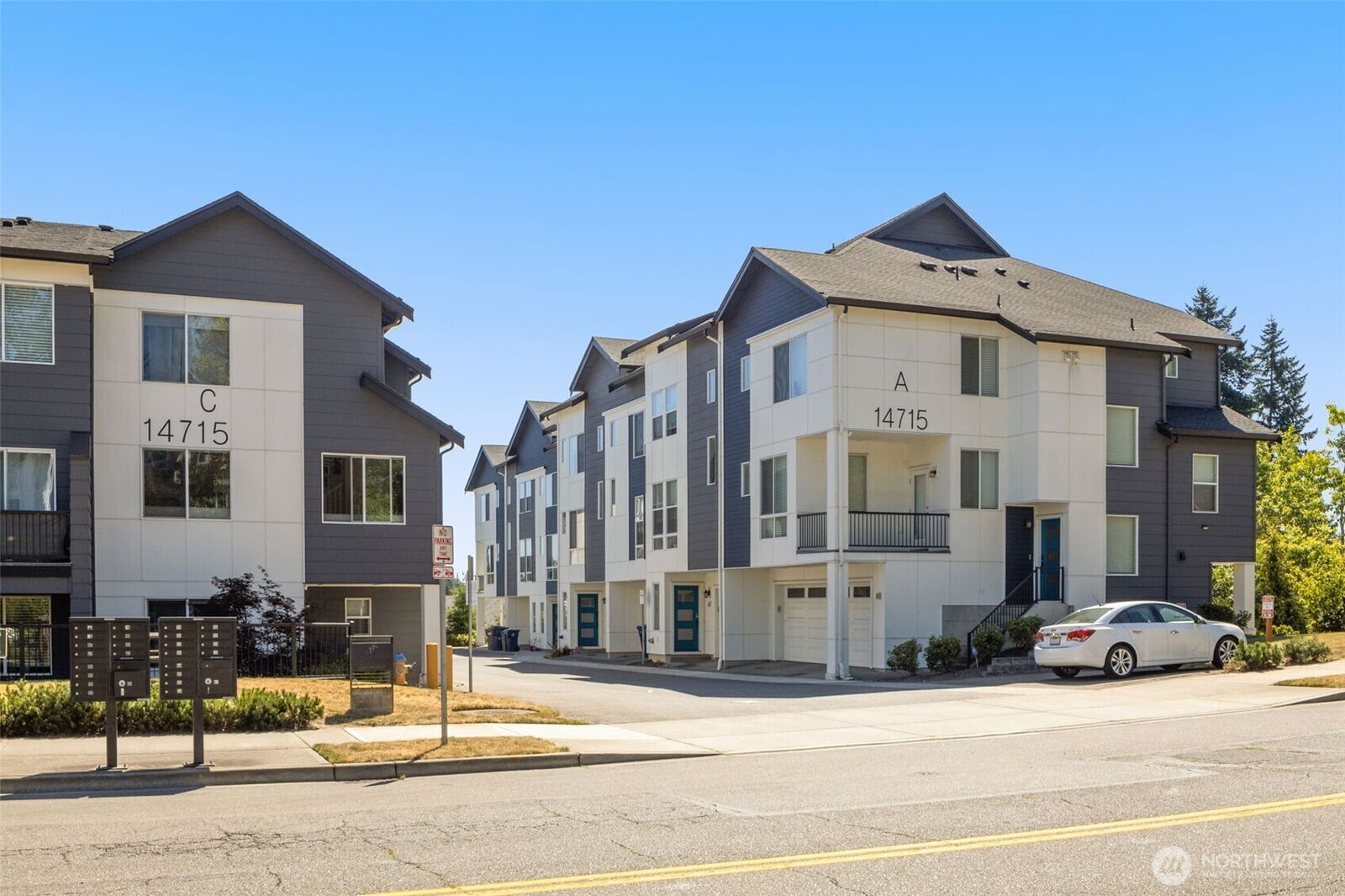 Property Photo: 14715 Admiralty Way A4 WA 98087