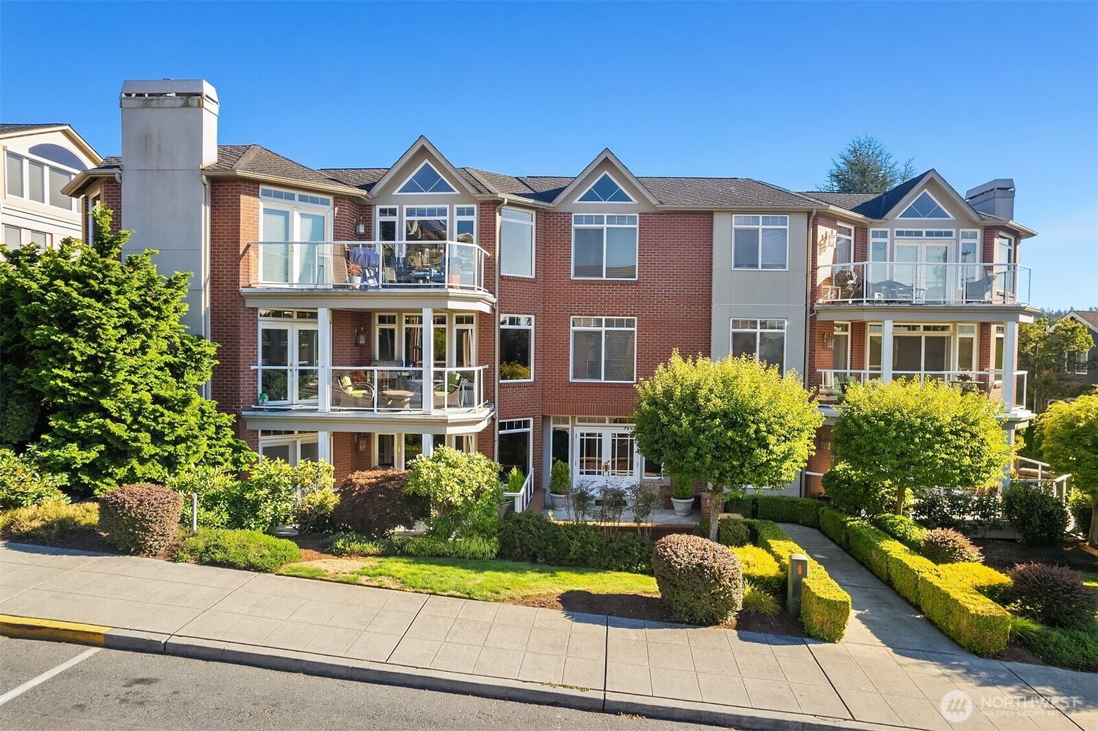 Property Photo: 530 Walnut Street 100 WA 98020