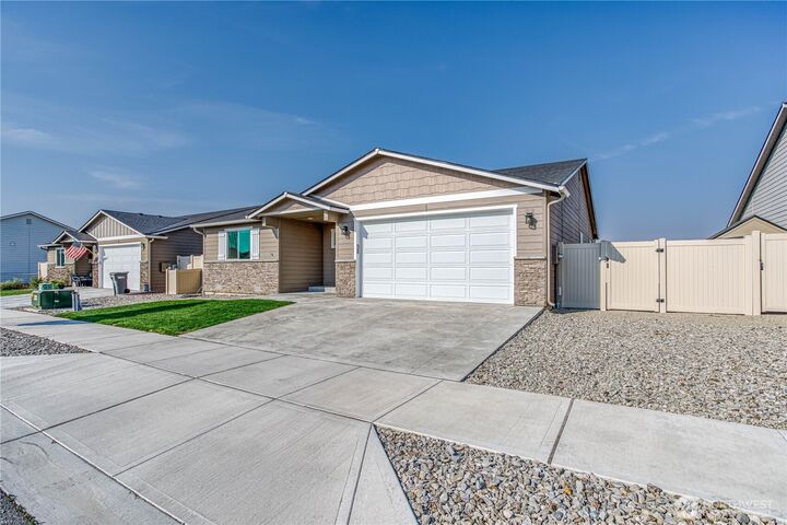 Property Photo: 182 Emma Dr WA 98801