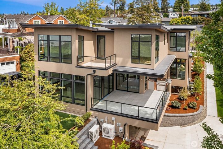 Property Photo:  721  2nd Street S  WA 98033 