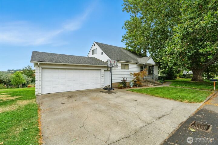 Property Photo:  1003  College Street  OR 97862 