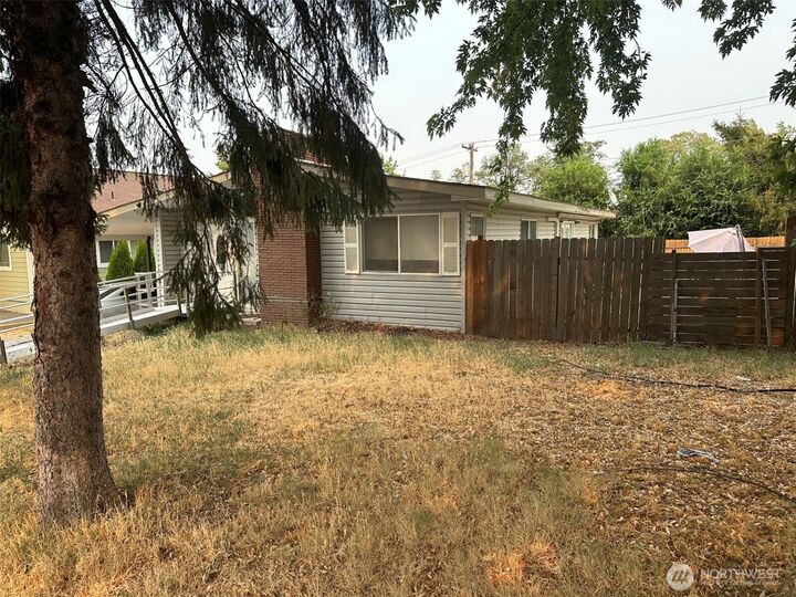 Property Photo:  1209  Davis Street  OR 97862 