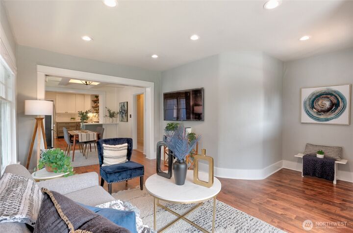 Property Photo: 154 NE 52nd Street WA 98105