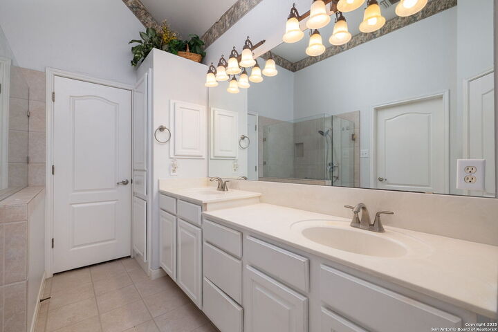 Property Photo: 914 Grassy Mdw TX 78258