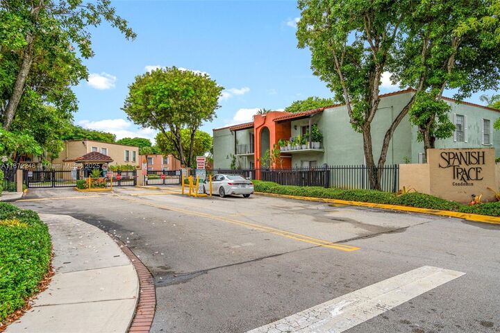Property Photo: 10834 N Kendall Dr X12 FL 33176