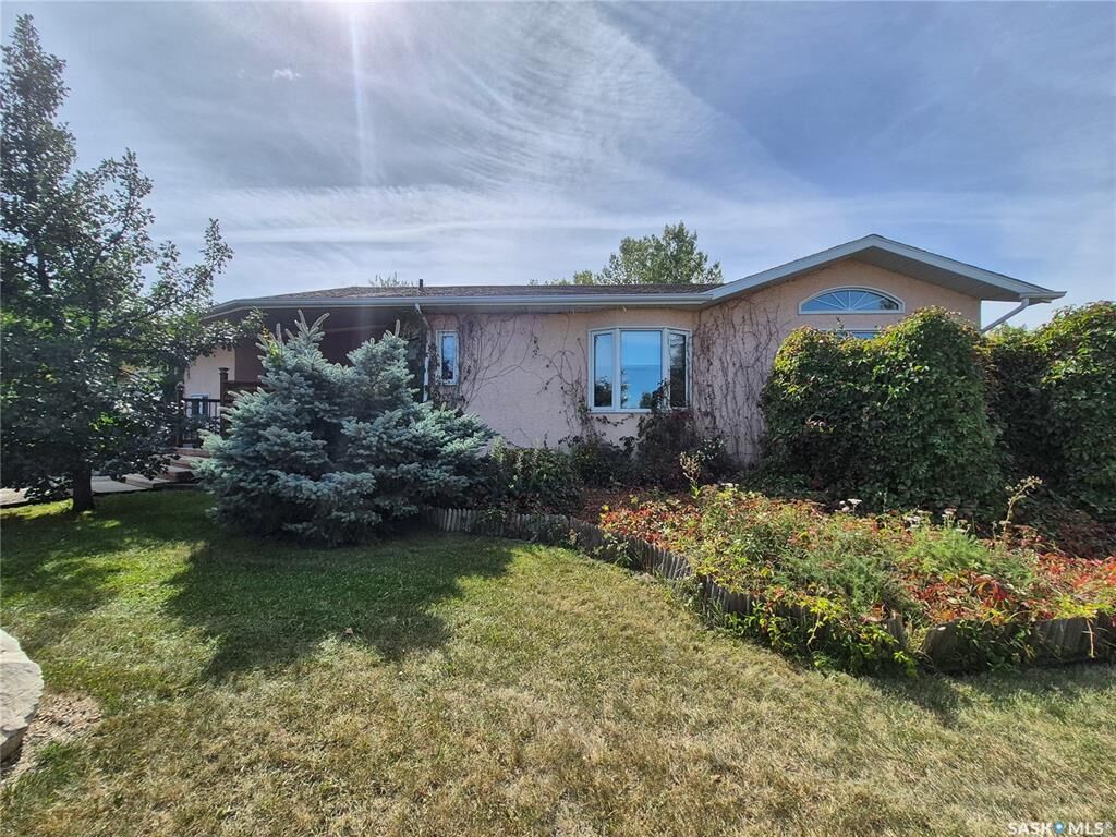 Property Photo: 713 Railway Avenue SK S0C 1S0