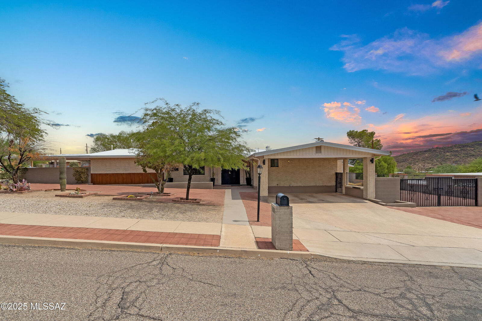 Property Photo:  402 N La Cholla Boulevard  AZ 85745