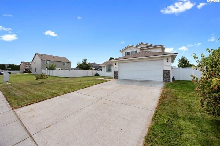 Property Photo: 7806 Snoqualmie Dr. WA 99301