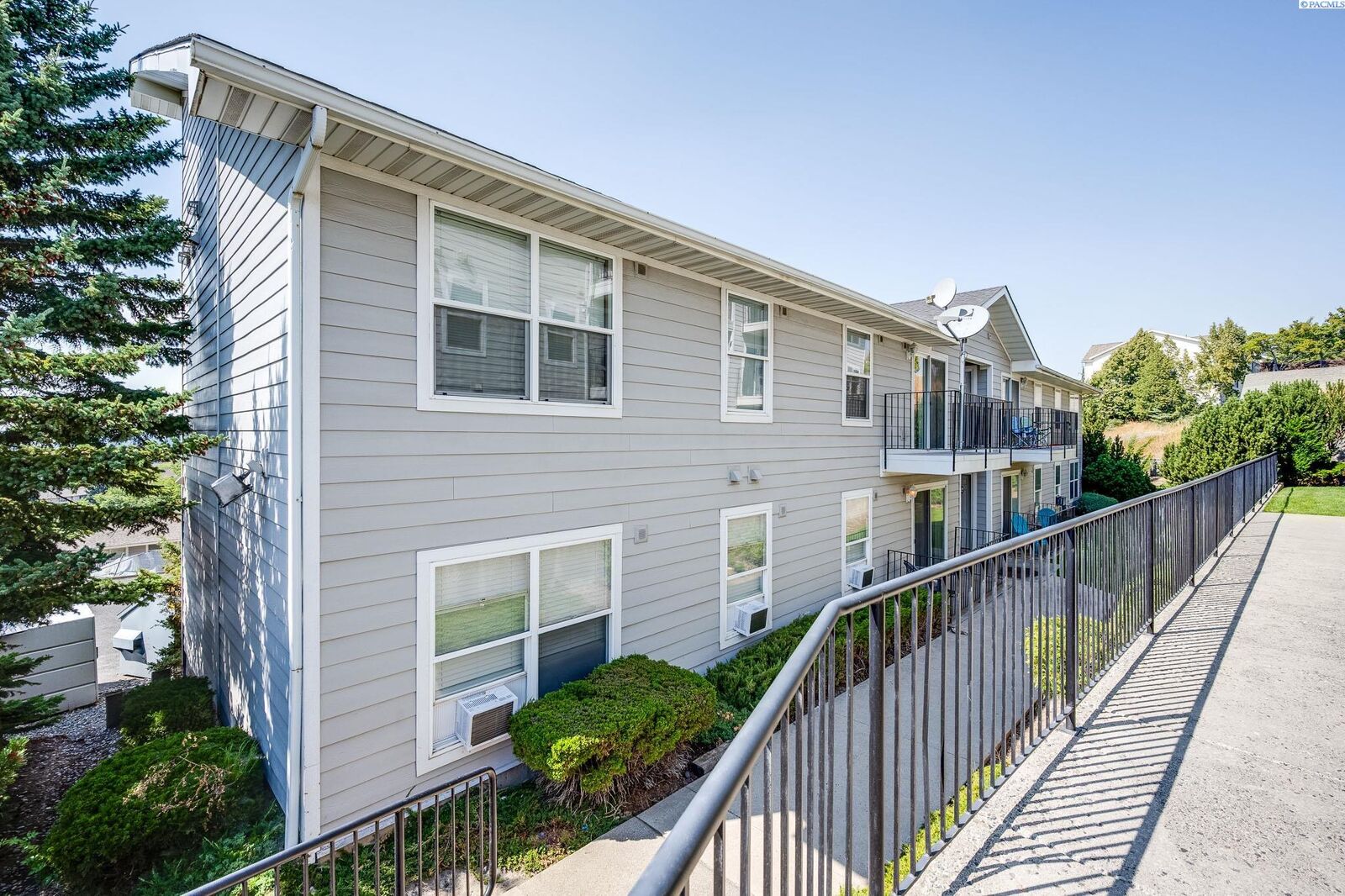 Property Photo:  1645 NE Merman Drive A 304  WA 99163-0000 