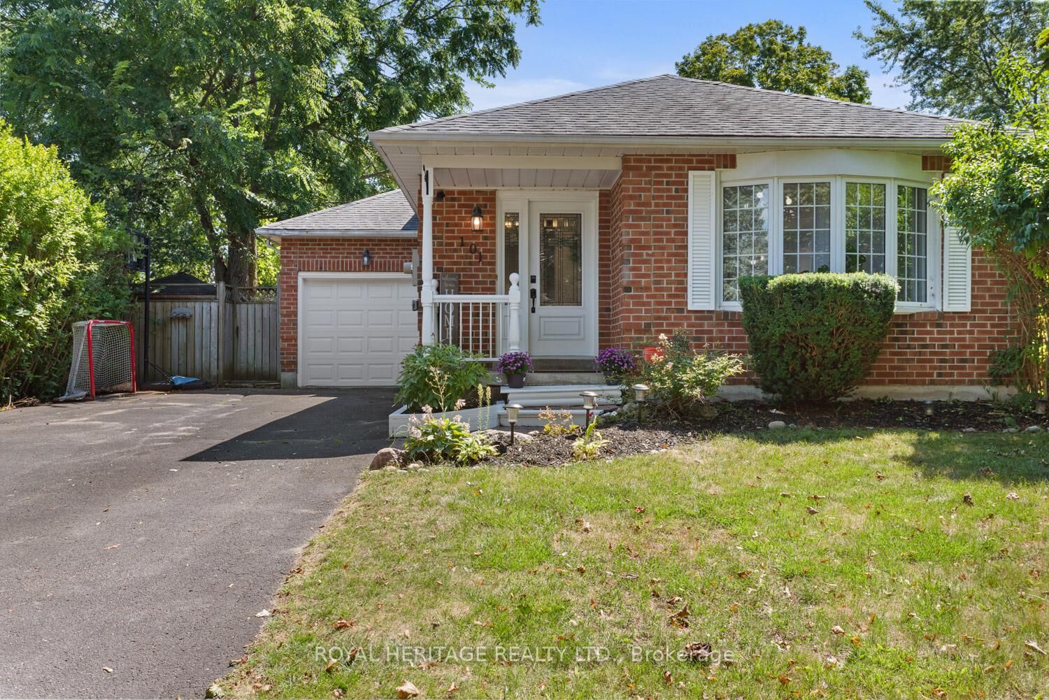 Property Photo:  101 Hart Boulevard  ON L1B 1E4 
