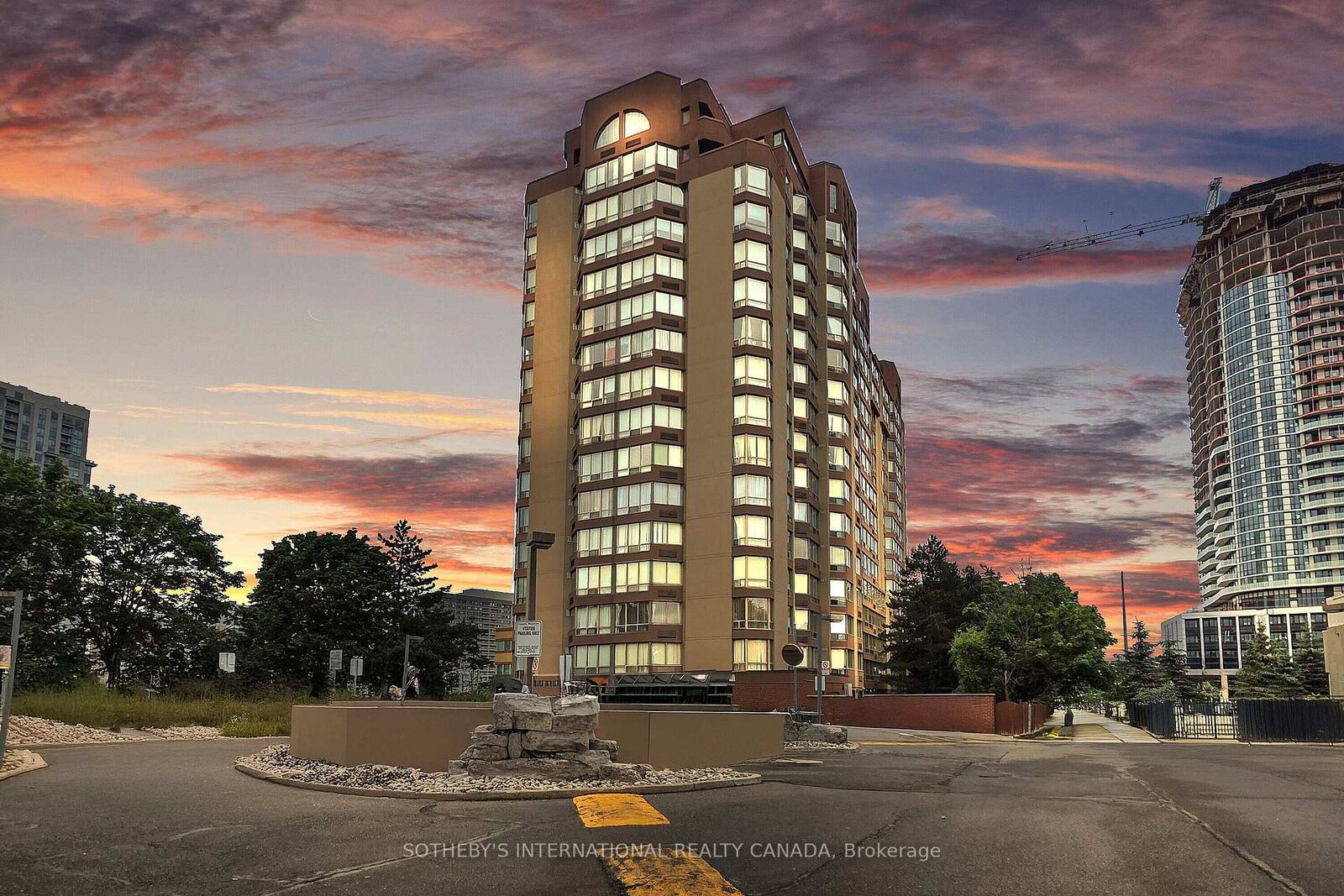 Property Photo: 25 Fairview Road W 406 ON L5B 3Y8