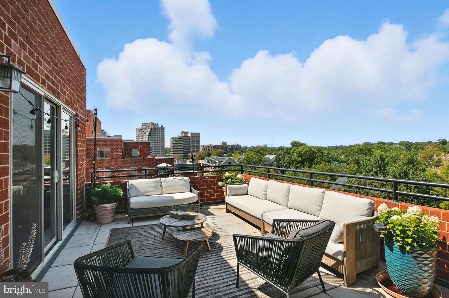 Property Photo: 1050 N Taylor Street 1-709 VA 22201