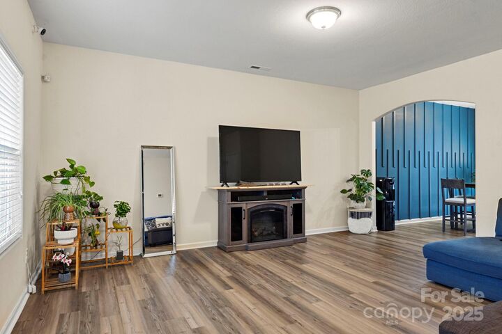 Property Photo:  7621 Mockernut Drive  NC 28215 