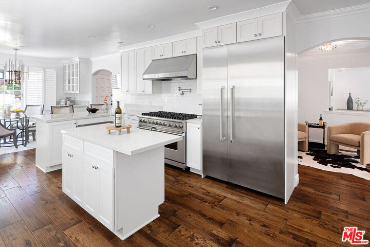 Property Photo: 543 N June St CA 90004