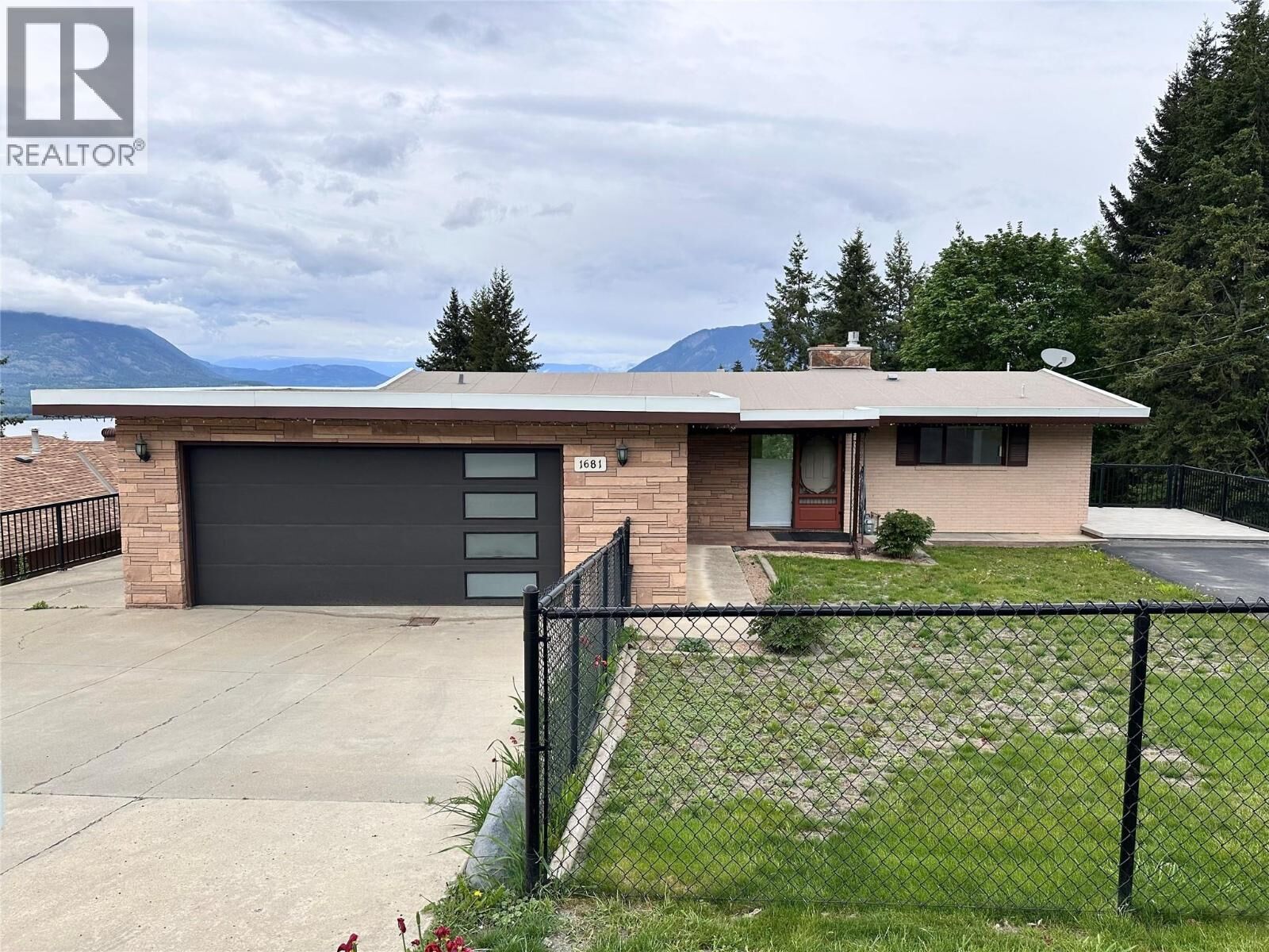 Photo de la propriété: 1681 12 Avenue Southeast BC V1E 2E4