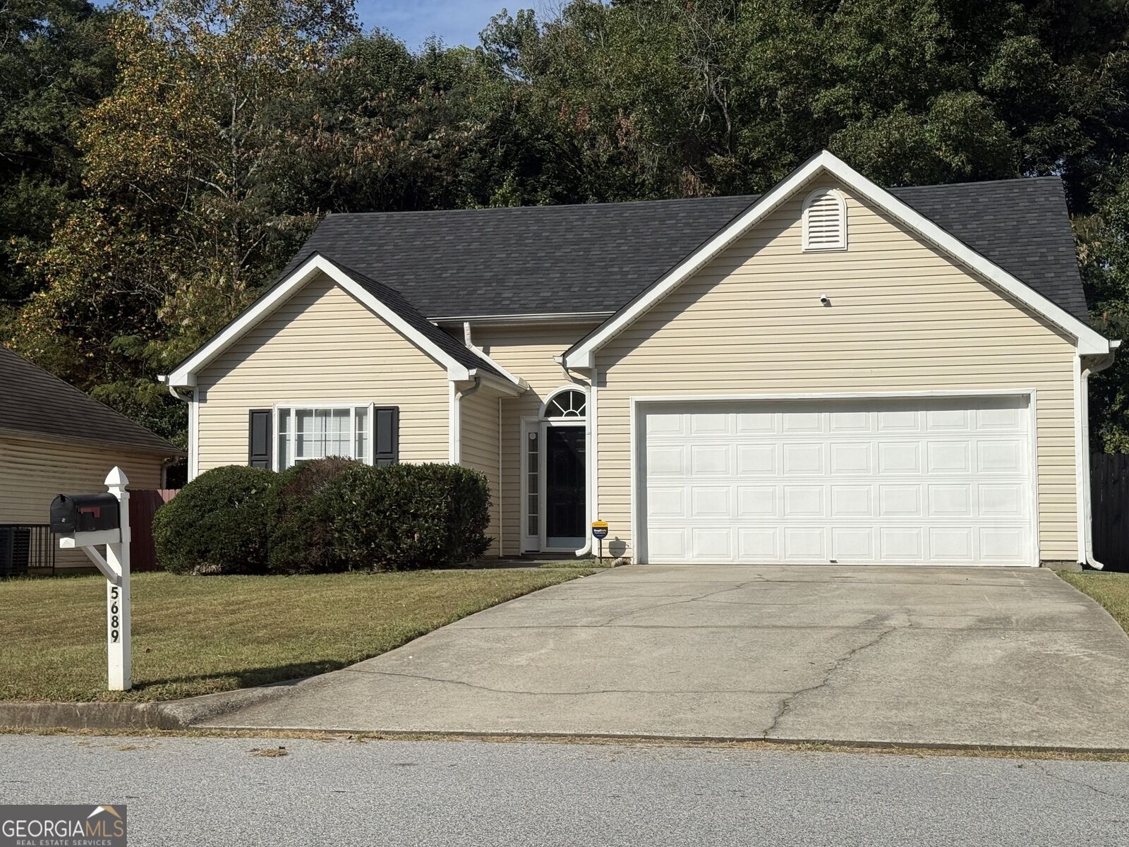 Property Photo: 5689 Isleworth Way GA 30349