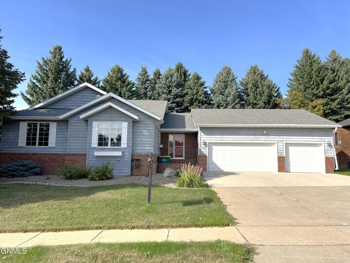 Property Photo:  314 Aspen Avenue  ND 58503 