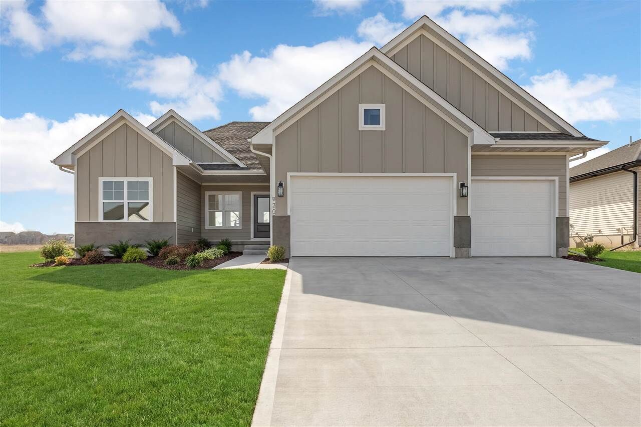 Property Photo:  935 Yorkshire St  IA 52317 
