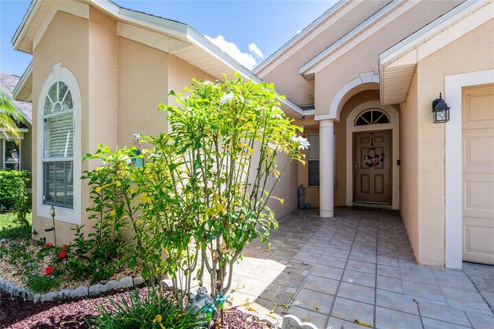 Property Photo:  9852 Laurel Ledge Drive  FL 33569 