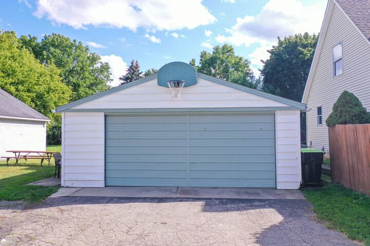 Property Photo:  3176 Margaret Street  MI 48326 