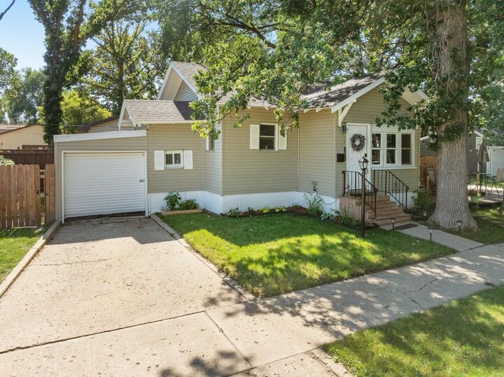 Property Photo:  809 4th Ave NW  ND 58703 