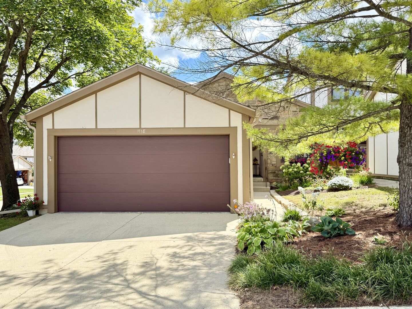 Property Photo:  1118 Oakview Drive  IL 60187 