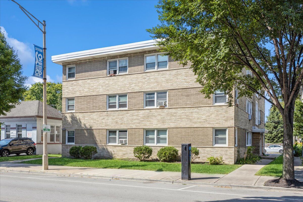 Property Photo: 929 S Oak Park Avenue 1ne IL 60304