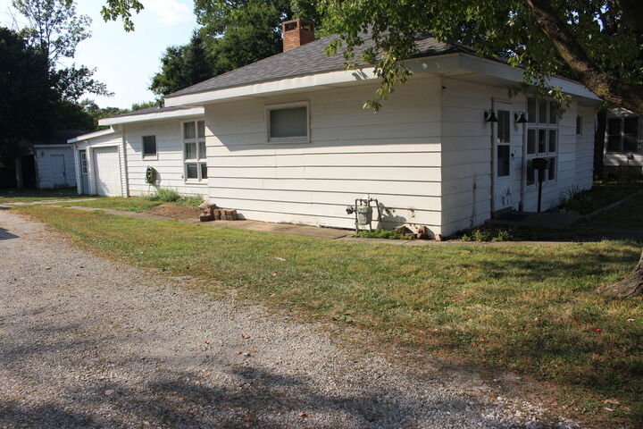 Property Photo: 727 N Grant Street IL 61727