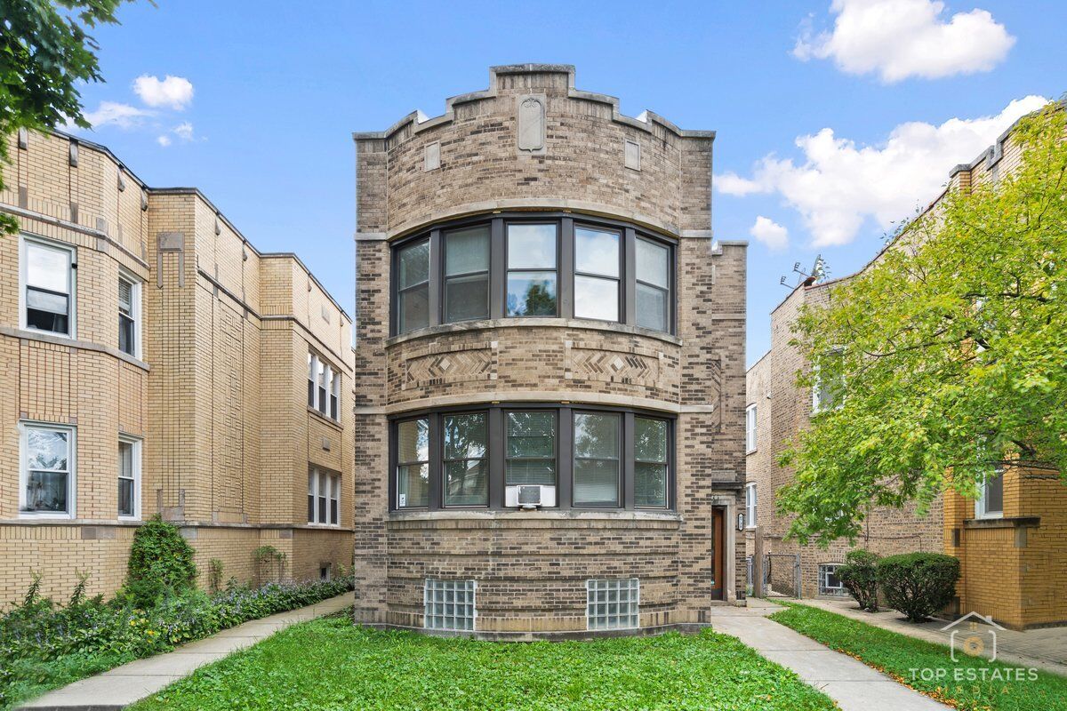 Property Photo: 6738 N Rockwell Street 2 IL 60645