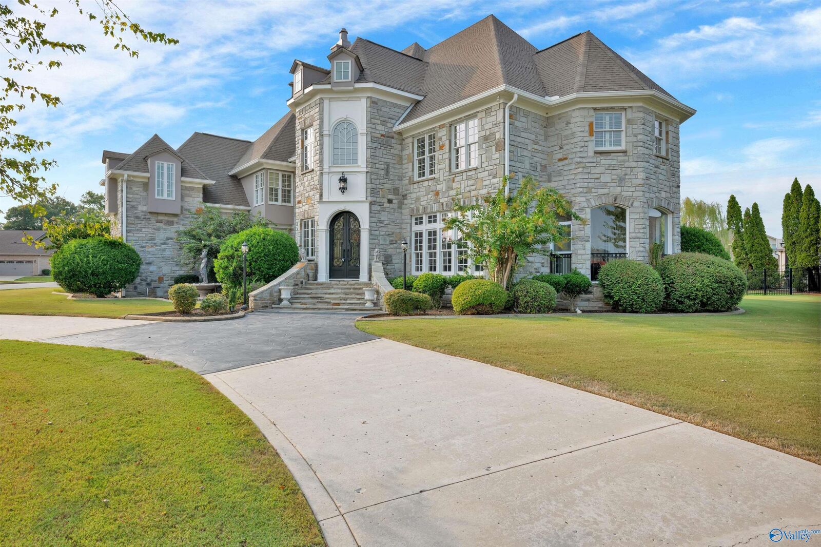 Property Photo:  10 Lake Forest Blvd SW  AL 35824 