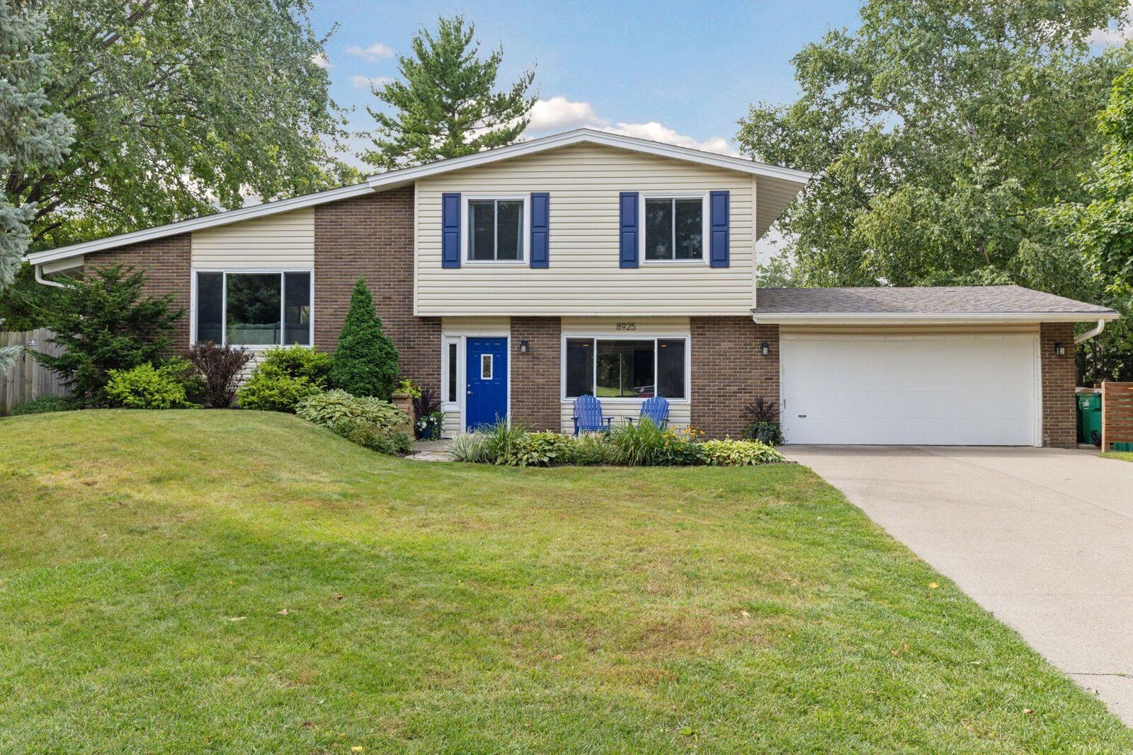 Property Photo: 8925 29th Avenue N MN 55427