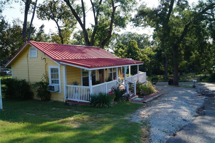 Property Photo: 402 College St TX 75103