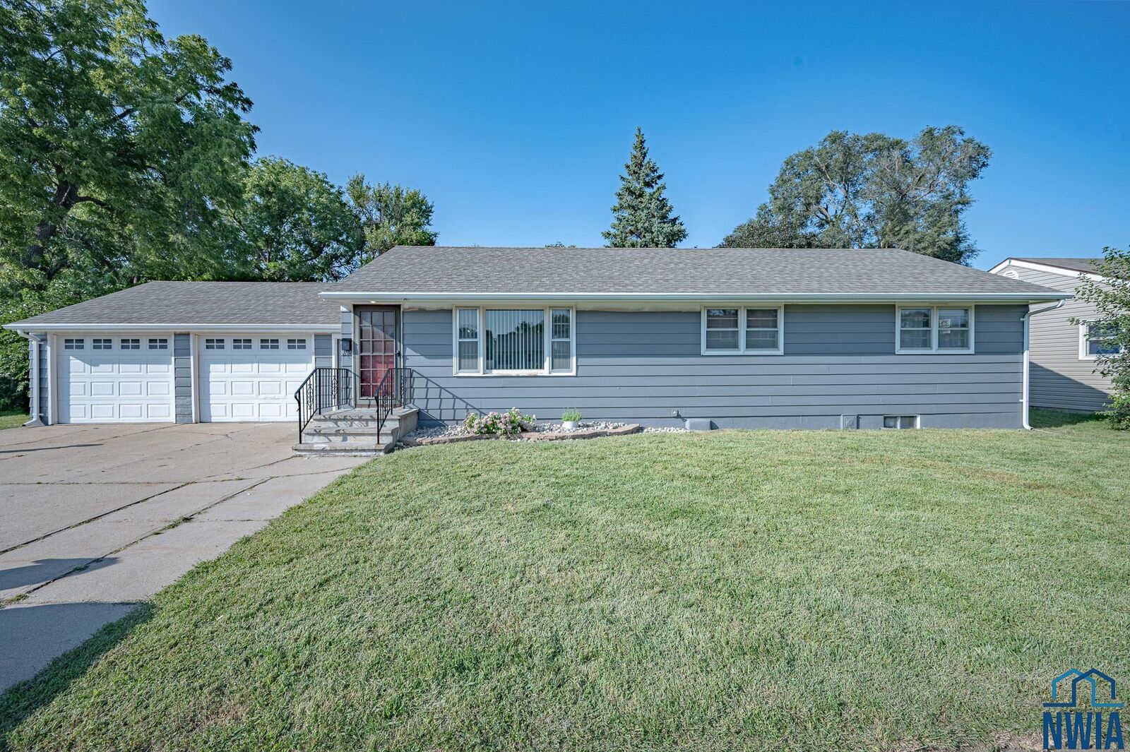 Property Photo: 401 E 18th St NE 68776