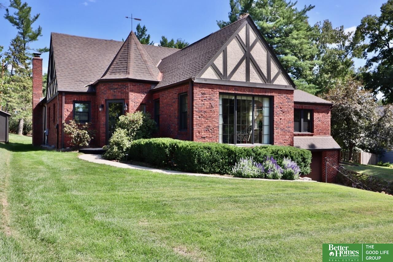 Property Photo: 1321 S 80 Street NE 68124