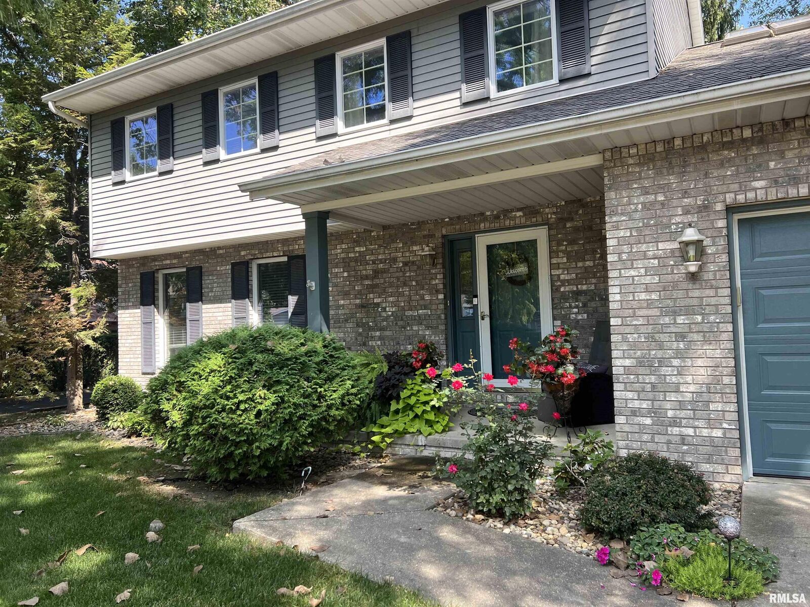 Property Photo: 1109 W Sleepy Hollow Court IL 61615