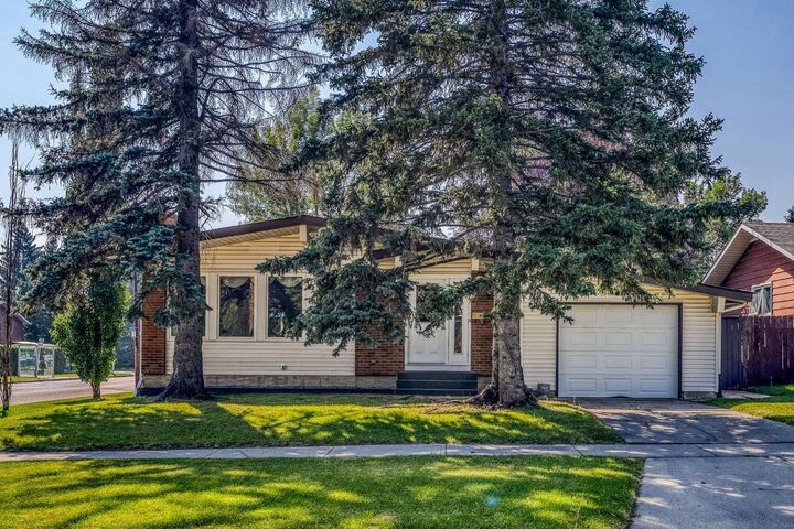 Property Photo:  691 Queen Charlotte Drive SE  AB T2J 4T5 