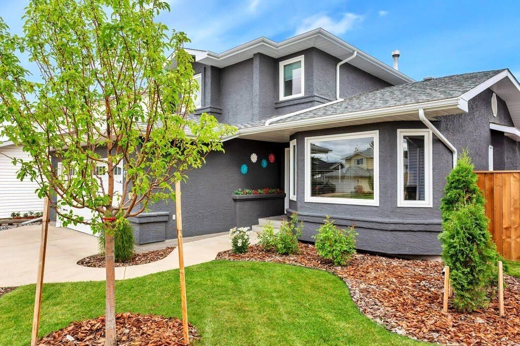 Property Photo: 167 Douglas Avenue AB T4R 2G5