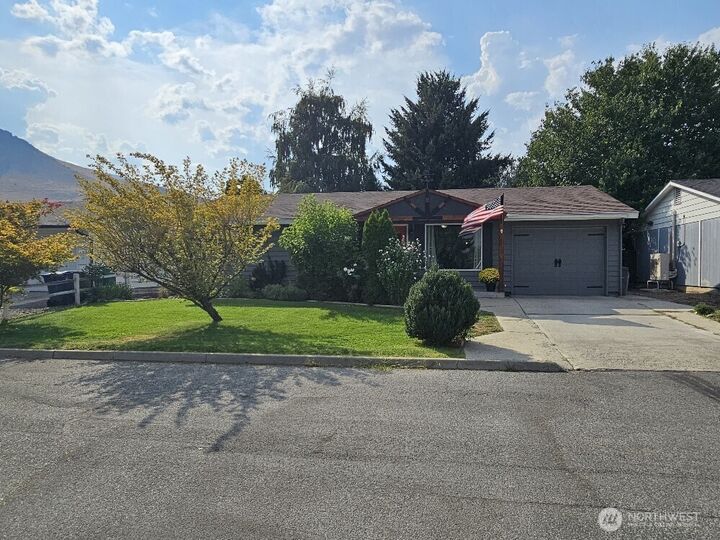 Property Photo:  708  Cherry Court  WA 98801 
