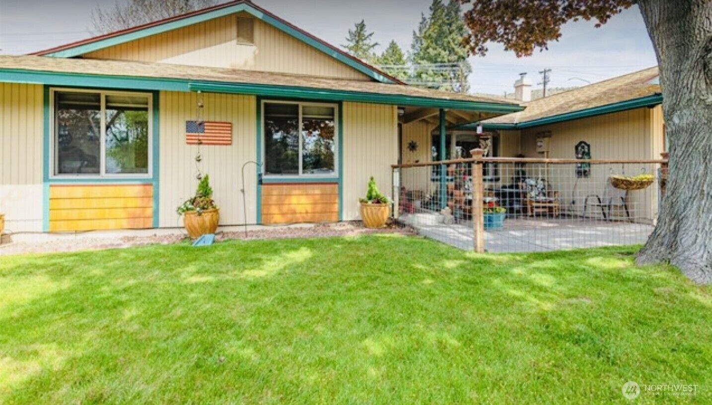 Property Photo:  1417  Easthills Terrace  WA 98802