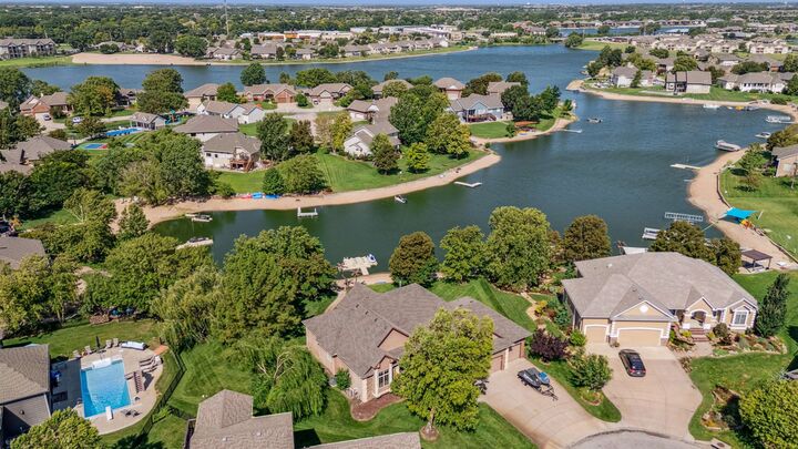 Property Photo: 3213 N North Shore Ct KS 67205